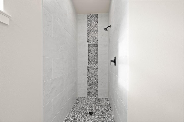 bathroom featuring tiled shower