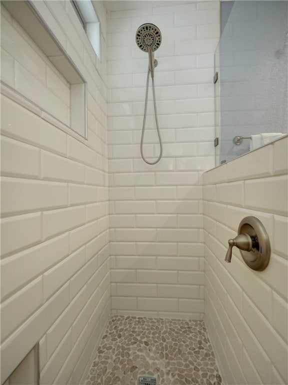 bathroom featuring tiled shower