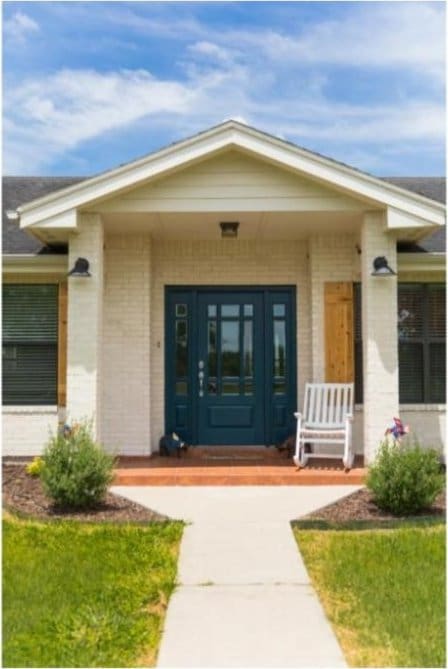 property entrance with covered porch