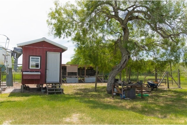 view of yard with an outbuilding