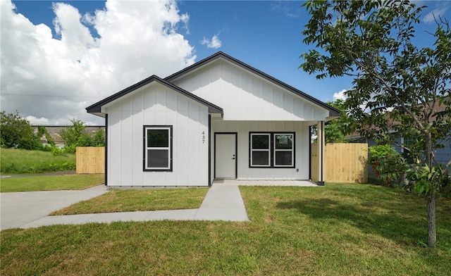 view of front of property featuring a porch and a front lawn