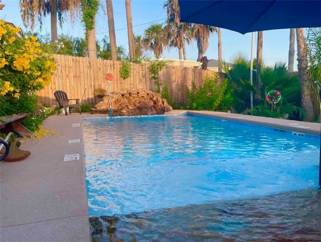 view of swimming pool featuring pool water feature