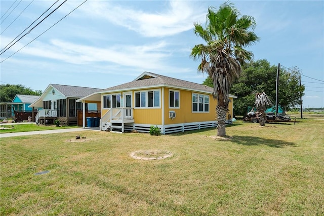 1003 S Pearl St, Rockport, TX 78382 - view of front facade with a sunroom and a front lawn