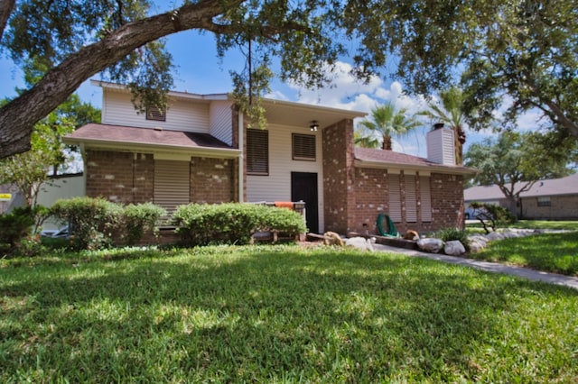 view of front of property featuring a front yard