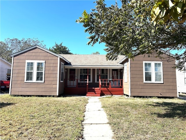 view of front facade with a front yard