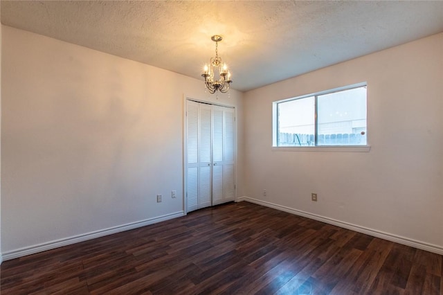 bedroom featuring dark wood-type flooring, ceiling fan, and a textured ceiling