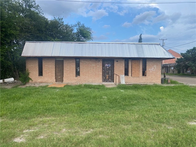 ranch-style home featuring central AC unit and a front yard