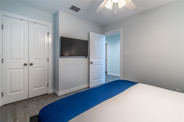 bedroom featuring a closet, hardwood / wood-style floors, and ceiling fan