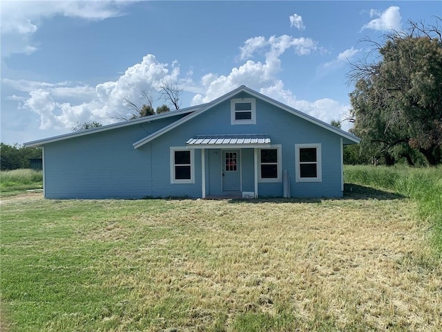 view of front of house featuring a front yard