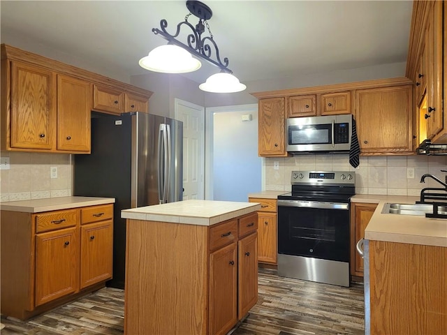 2022 Jenica Dr, Ingleside, TX 78362 - kitchen featuring stainless steel appliances, dark wood-type flooring, backsplash, and light countertops