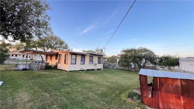 view of yard featuring a shed