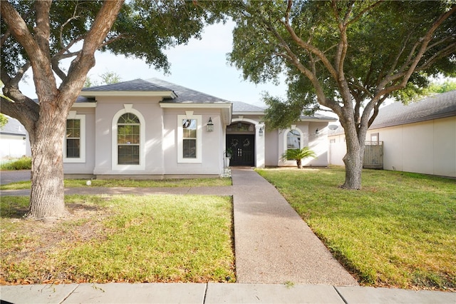 ranch-style home featuring a front lawn