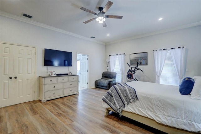 4409 Sue Cir, Corpus Christi, TX 78410 - bedroom with ornamental molding, visible vents, light wood-style flooring, and a ceiling fan