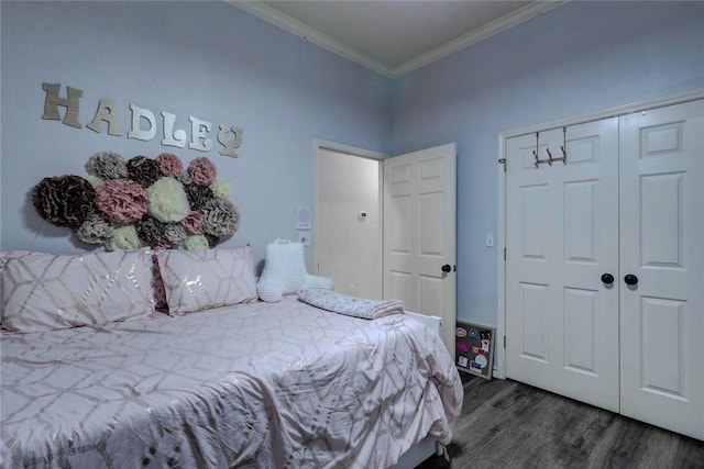 4409 Sue Cir, Corpus Christi, TX 78410 - bedroom with dark wood-style flooring, a closet, and crown molding