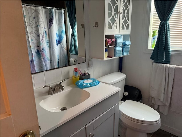 101 E Joyce St, Bishop, TX 78343 - full bath featuring toilet, vanity, and a shower with shower curtain
