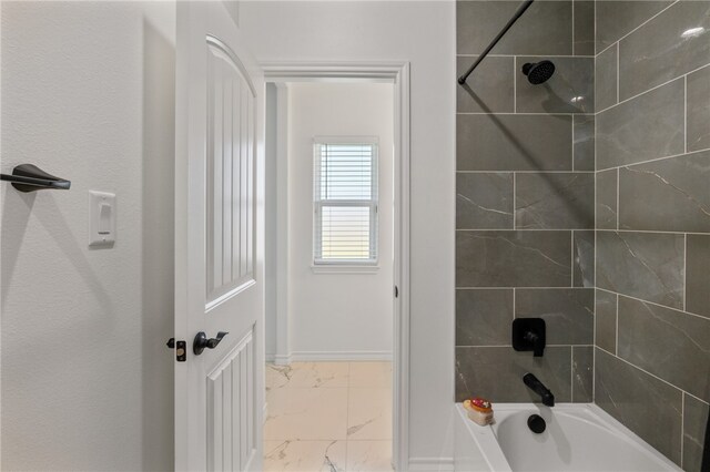 bathroom featuring tiled shower / bath