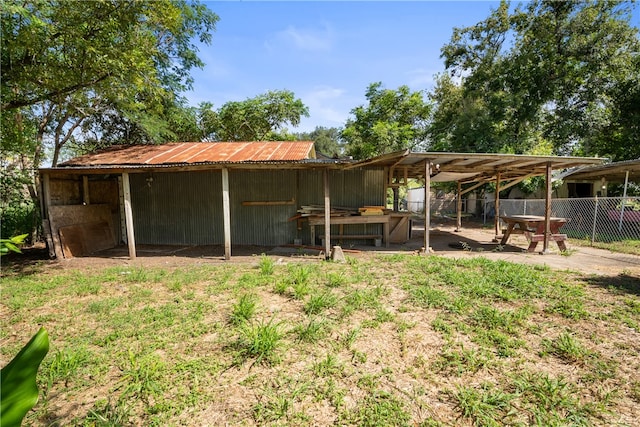 view of yard with an outdoor structure