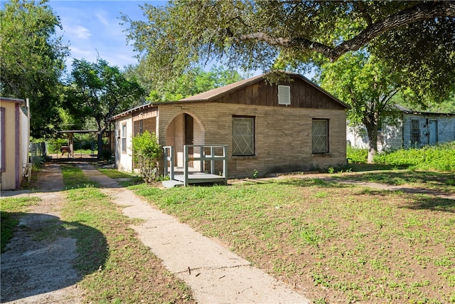 view of front of home with a front lawn