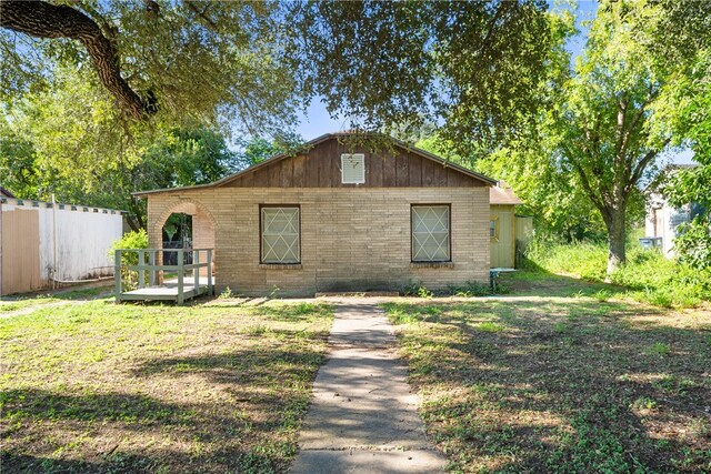 view of front of property featuring a front yard