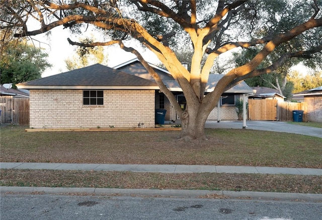 ranch-style house featuring a front lawn