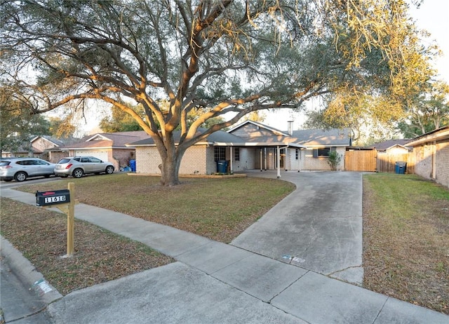 view of front of home featuring a front lawn