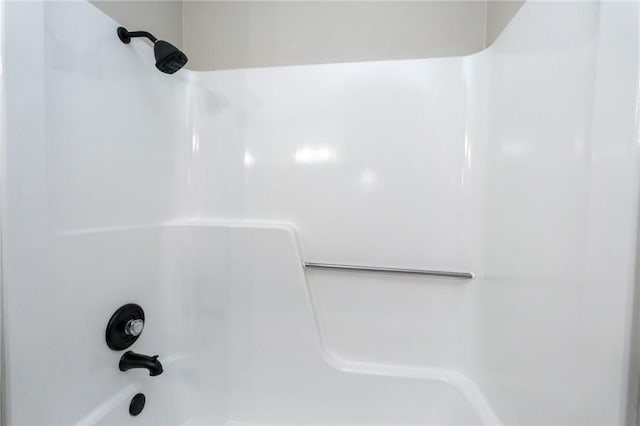 details featuring shower / bath combination