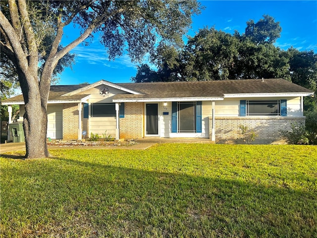 ranch-style home featuring a front yard