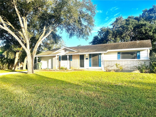 single story home featuring a front lawn