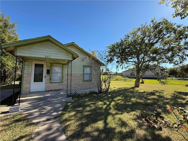 view of front of house with covered porch and a front lawn