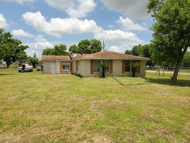 view of front of home featuring a front lawn