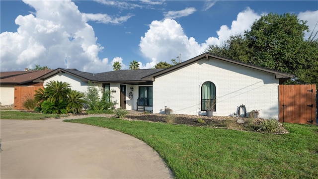 ranch-style house featuring a front yard