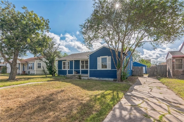 view of front of property featuring a front lawn