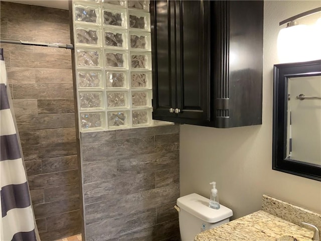 bathroom featuring a shower with curtain, vanity, and toilet