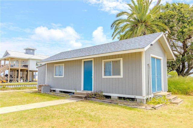 356 E Sagebrush St, Rockport, TX 78382 - view of front of home featuring entry steps, a shingled roof, and a front lawn
