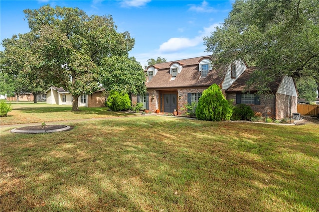 view of front of home featuring a front yard