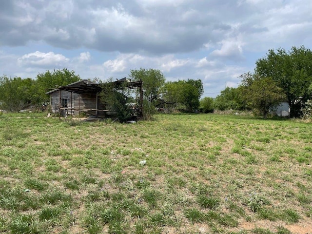 view of yard with a rural view and an outbuilding