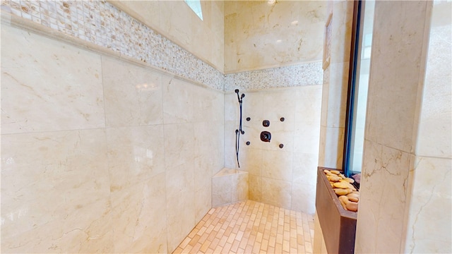 bathroom featuring tiled shower