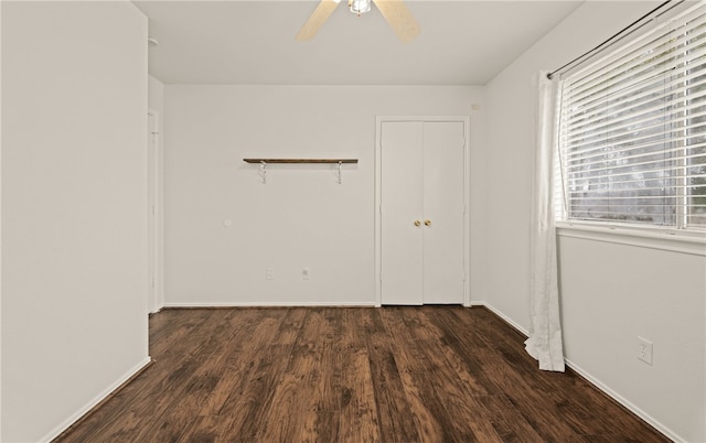 unfurnished room with dark wood-type flooring and ceiling fan