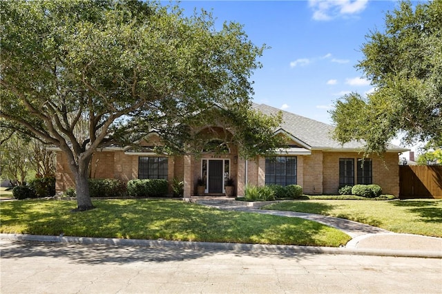 view of front of house featuring a front lawn