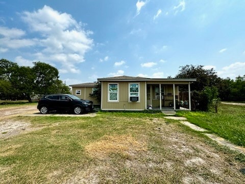 view of front facade with a front yard