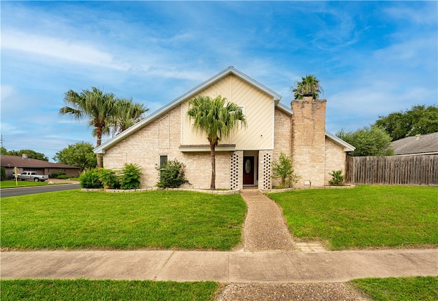 view of front of home featuring a front yard