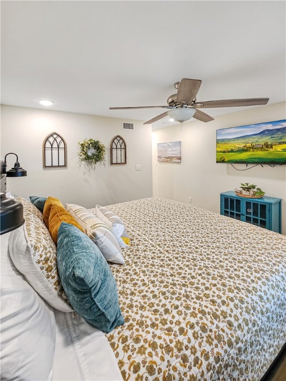 bedroom with ceiling fan