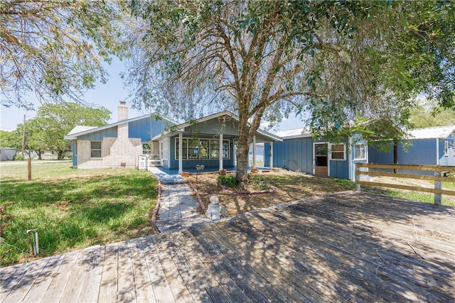 single story home featuring a front yard