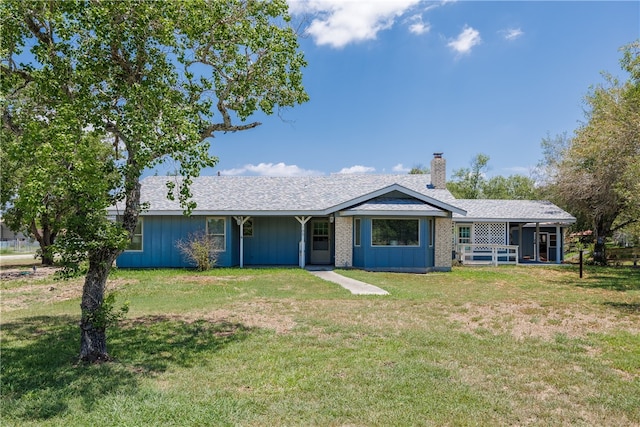 ranch-style house featuring a front yard