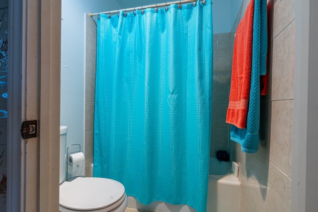 bathroom featuring toilet and shower / tub combo