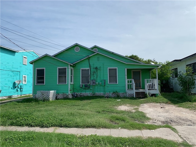 view of front facade with covered porch and a front lawn