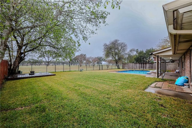 view of yard with a fenced in pool