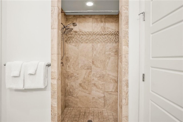 bathroom featuring a tile shower