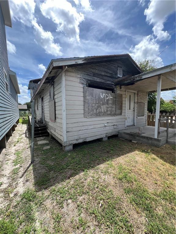 814 1/2 Mesquite St, Robstown, TX 78380 - view of side of property
