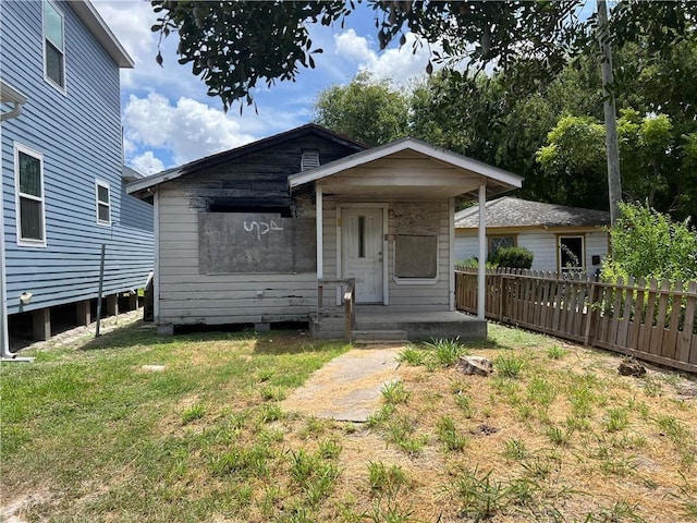 814 1/2 Mesquite St, Robstown, TX 78380 - view of front facade featuring fence and a front yard